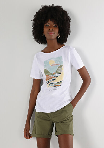 صورة من   رقبة مستديرة نسائي أبيض بأكمام قصيرة تي شيرت