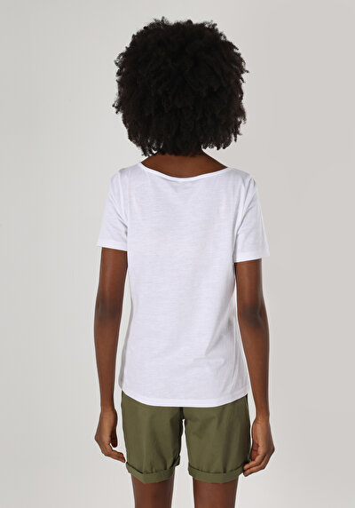 صورة من رقبة مستديرة نسائي أبيض بأكمام قصيرة تي شيرت