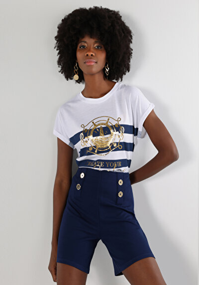 صورة من أبيض للنساء تي شيرت بأكمام قصيرة