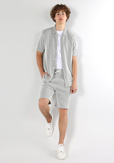 صورة من رمادي للرجال شورت