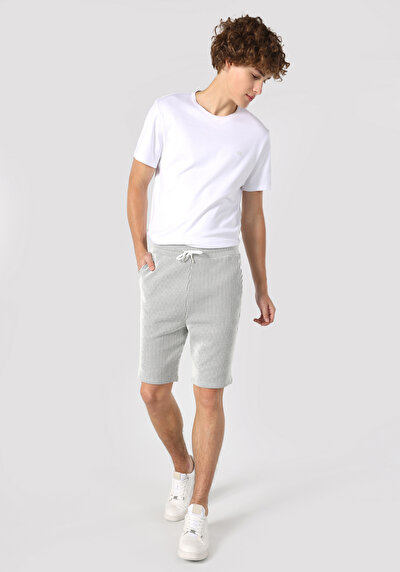 صورة من رمادي للرجال شورت