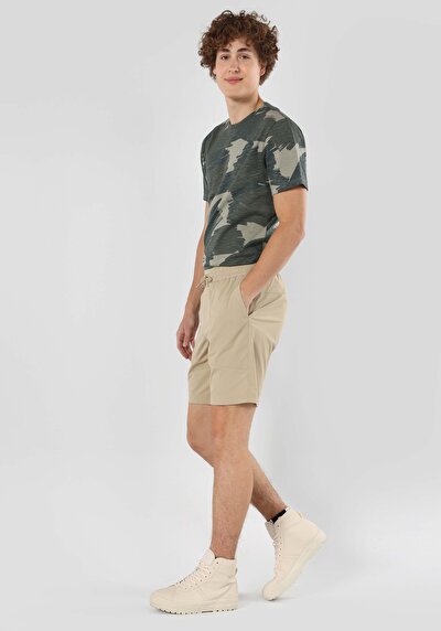 صورة من شورت رجالي متوسط الخصر بقص عادي بيج  