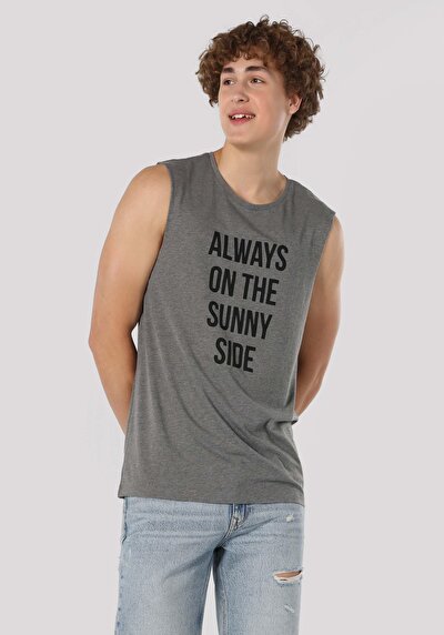 صورة من ملابس عادية للرجال بلوزة بالرمادي