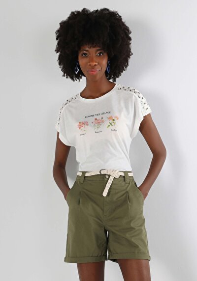 صورة من أبيض للنساء تي شيرت بأكمام قصيرة