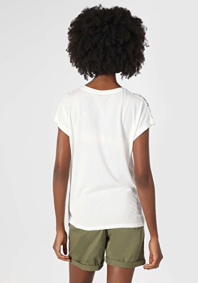 صورة من أبيض للنساء تي شيرت بأكمام قصيرة