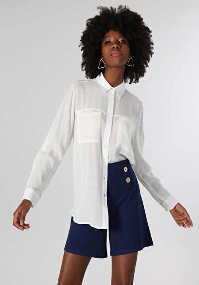 صورة من قميص عادي رقبة مستقيم قميص أبيض بأكمام طويلة نسائي