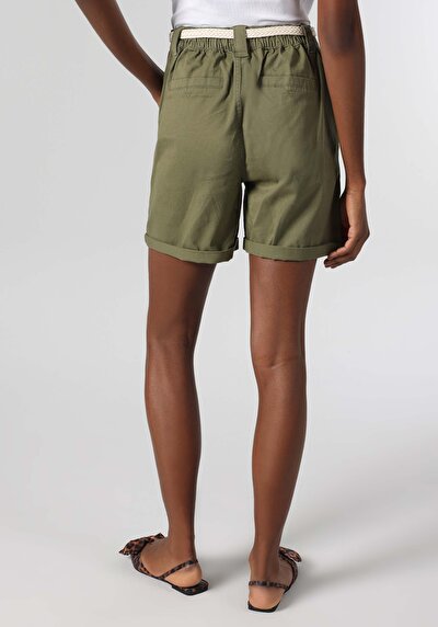 صورة من كاكي للنساء شورت