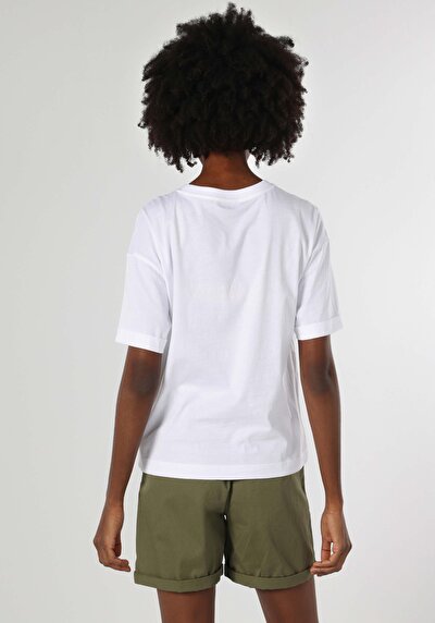 صورة من أبيض للنساء تي شيرت بأكمام قصيرة