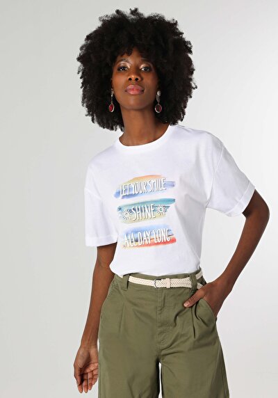 صورة من أبيض للنساء تي شيرت بأكمام قصيرة