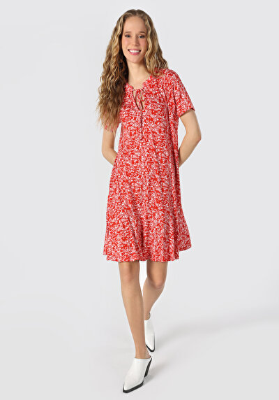 صورة من فستان مريح بأكمام قصيرة مطبوع نسائي أحمر