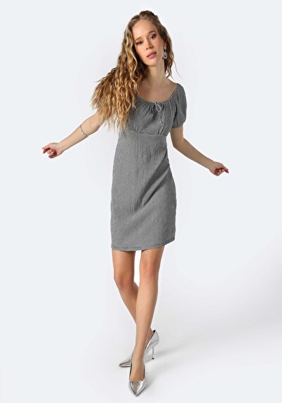 صورة من عادي فستان نسائي أسود بأكمام قصيرة