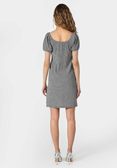 صورة من عادي فستان نسائي أسود بأكمام قصيرة