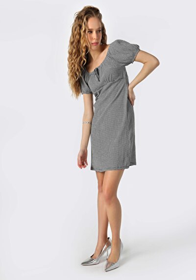 صورة من عادي فستان نسائي أسود بأكمام قصيرة