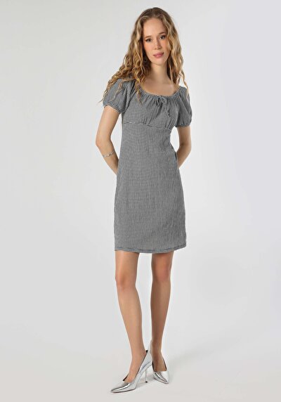 اعرض التفاصيل لـ عادي فستان نسائي أسود بأكمام قصيرة