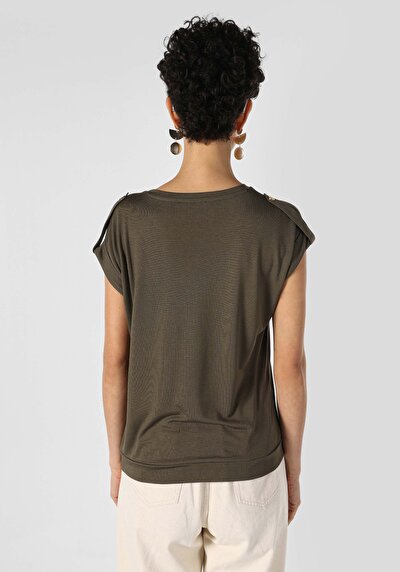 صورة من كاكي للنساء تي شيرت بأكمام قصيرة