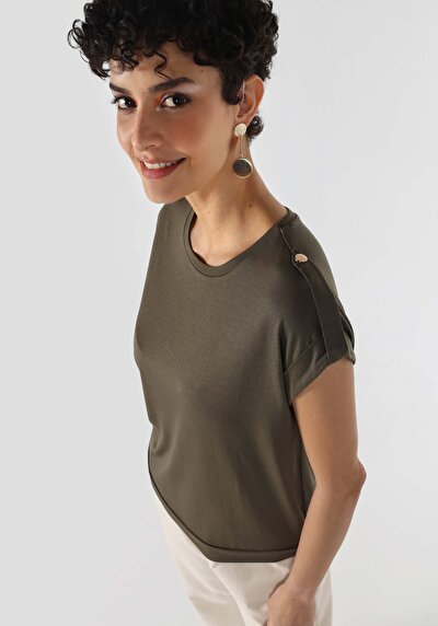 صورة من كاكي للنساء تي شيرت بأكمام قصيرة