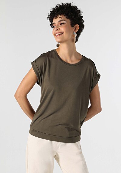 صورة من كاكي للنساء تي شيرت بأكمام قصيرة