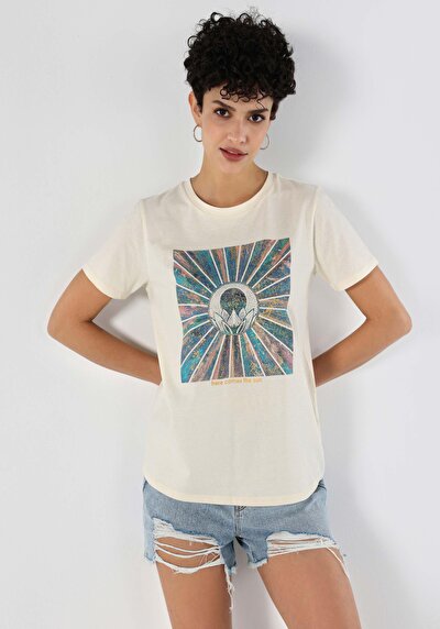 صورة من بيج فاتح للنساء تي شيرت بأكمام قصيرة