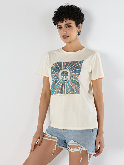 صورة من بيج فاتح للنساء تي شيرت بأكمام قصيرة