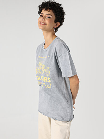 صورة من رمادي للنساء تي شيرت بأكمام قصيرة