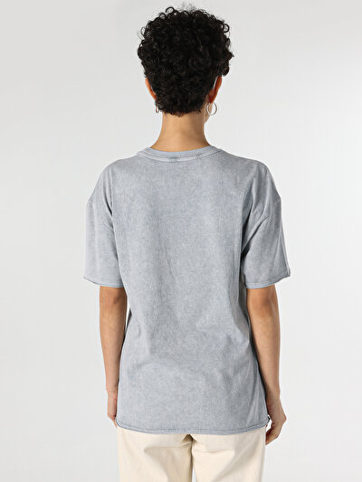 صورة من رمادي للنساء تي شيرت بأكمام قصيرة