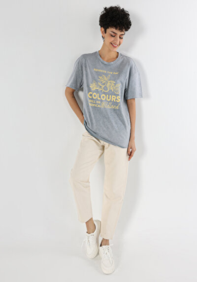 صورة من رمادي للنساء تي شيرت بأكمام قصيرة