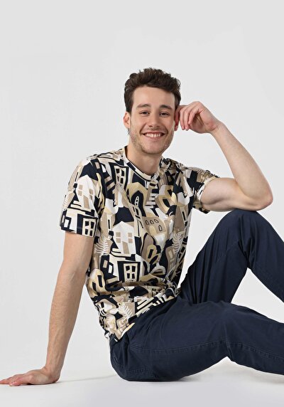 صورة من   رقبة مستديرة مطبوعة رجالي بيج كم قصير تي شيرت