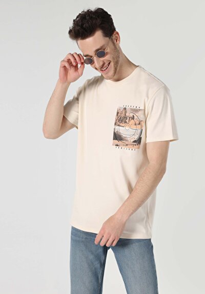 صورة من بيج فاتح للرجال تي شيرت بأكمام قصيرة