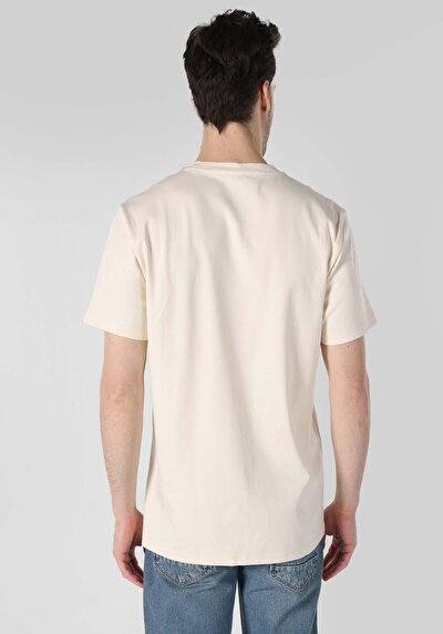 صورة من بيج فاتح للرجال تي شيرت بأكمام قصيرة