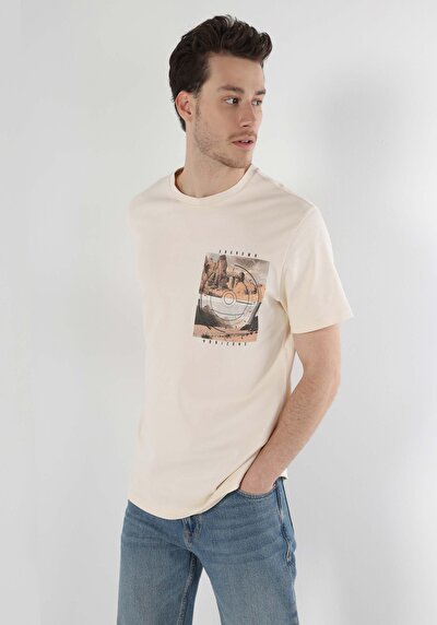 صورة من بيج فاتح للرجال تي شيرت بأكمام قصيرة