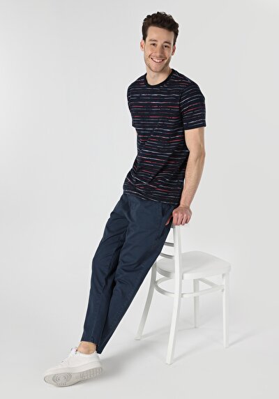 صورة من   رقبة مستديرة مطبوعة رجالي أزرق كحلي كم قصير تي شيرت