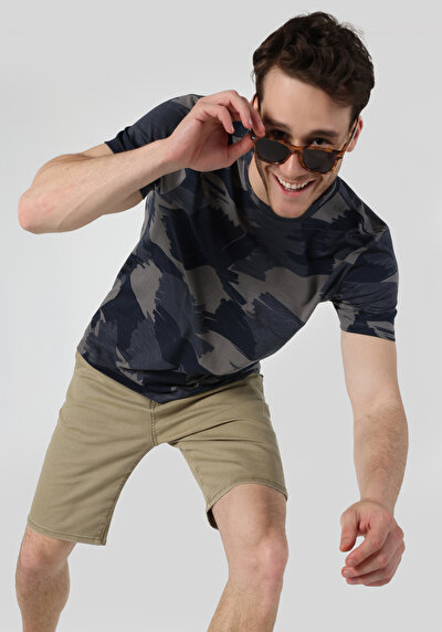 صورة من   رقبة مستديرة مطبوعة رجالي أزرق كحلي كم قصير تي شيرت