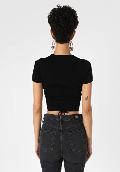 صورة من ضيق قصة رقبة مستديرة مستقيم نسائي أسود كم قصير تي شيرت