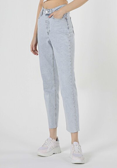 صورة من دينيم للنساء بناطيل