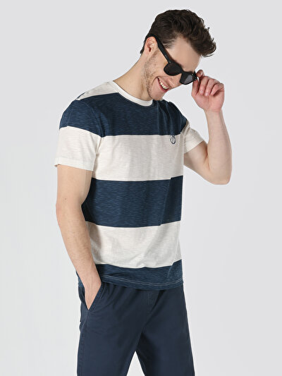 صورة من أزرق بحري للرجال تي شيرت بأكمام قصيرة