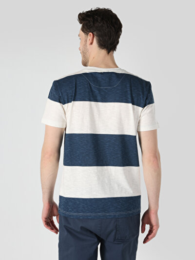 صورة من أزرق بحري للرجال تي شيرت بأكمام قصيرة