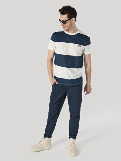 صورة من أزرق بحري للرجال تي شيرت بأكمام قصيرة