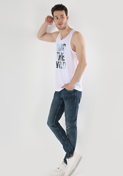 صورة من ملابس عادية للرجال بلوزة بيضاء