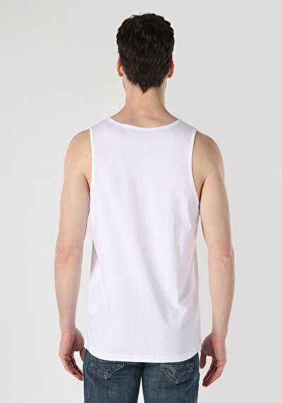 صورة من ملابس عادية للرجال بلوزة بيضاء