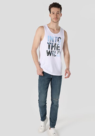 صورة من ملابس عادية للرجال بلوزة بيضاء