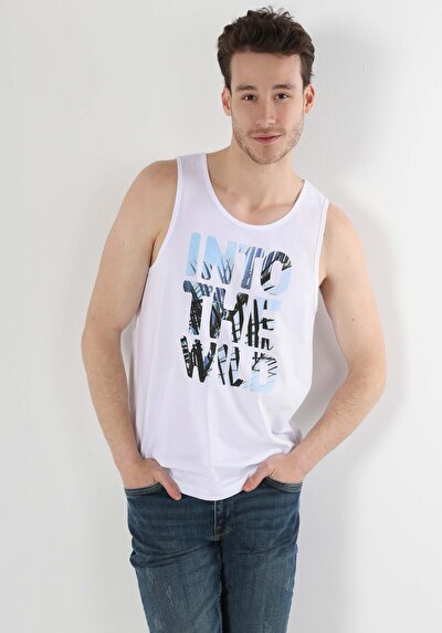 صورة من ملابس عادية للرجال بلوزة بيضاء