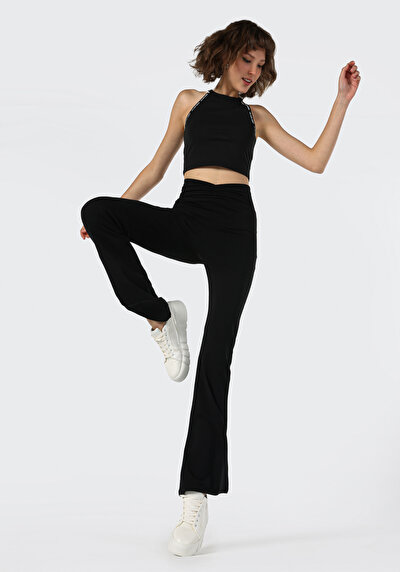 صورة من أسود للنساء بنطال رياضي