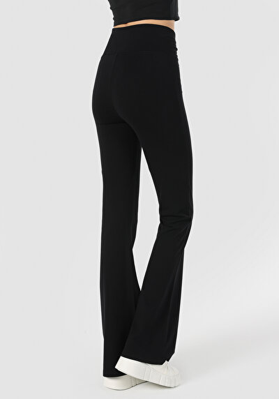 صورة من أسود للنساء بنطال رياضي