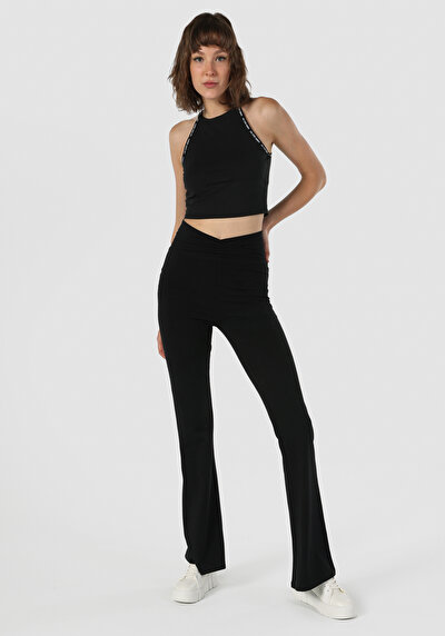 صورة من أسود للنساء بنطال رياضي