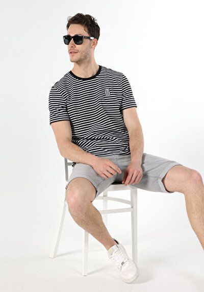 صورة من أسود للرجال تي شيرت بأكمام قصيرة