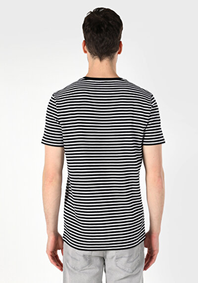 صورة من أسود للرجال تي شيرت بأكمام قصيرة