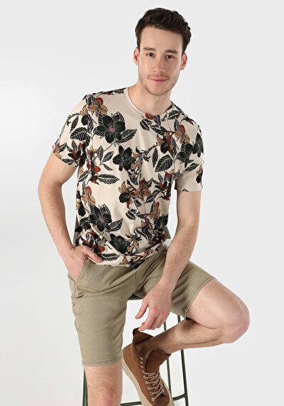 صورة من   رقبة مستديرة مطبوعة رجالي بيج كم قصير تي شيرت