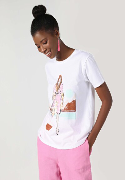 صورة من   رقبة مستديرة نسائي أبيض بأكمام قصيرة تي شيرت