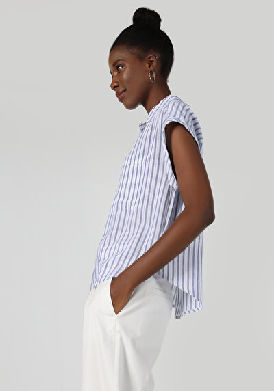 صورة من أزرق للنساء قميص  كم قصير