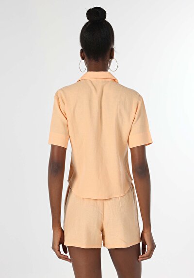 صورة من قميص عادي رقبة مستقيم نسائي برتقالي كم قصير قميص